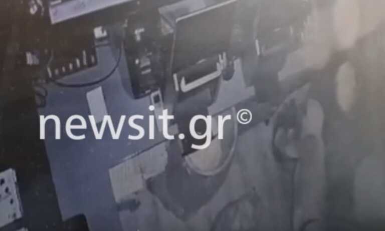Ριφιφί στη Θεσσαλονίκη: Το βίντεο ντοκουμέντο δείχνει πώς ο δράστης έβγαλε νοκ άουτ τον συναγερμό