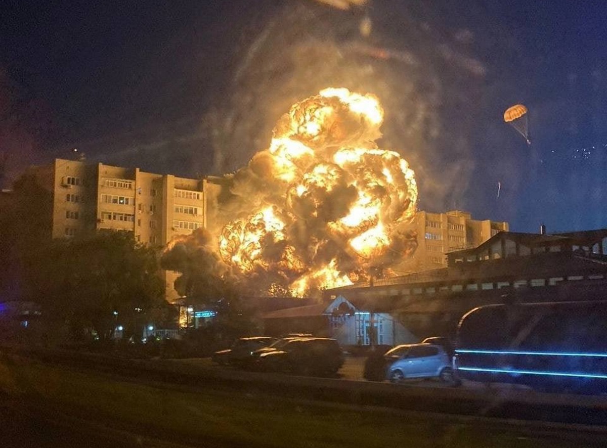 Ρωσία: Συντριβή στρατιωτικού αεροσκάφους σε πολυώροφο κτίριο – Ξέσπασε μεγάλη πυρκαγιά