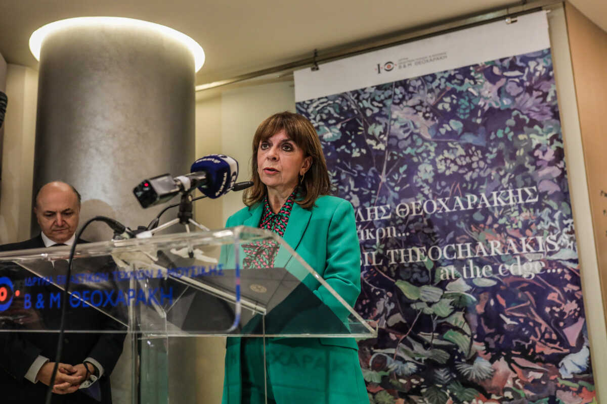 Η Κατερίνα Σακελλαροπούλου εγκαινίασε την έκθεση «Βασίλης Θεοχαράκης. Στην Άκρη»