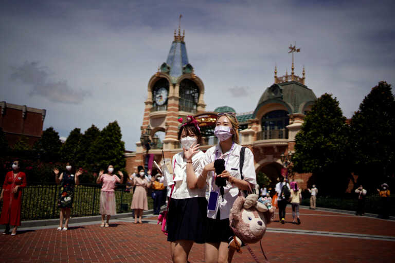 Έκλεισε ξαφνικά το πάρκο Disney στη Σανγκάη λόγω κορονοϊού, εγκλωβίζοντας τους επισκέπτες - Φεύγουν μόνο με αρνητικό τεστ