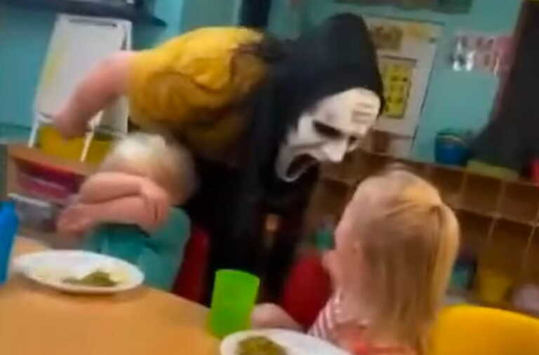 Δασκάλες τρομοκρατούν νήπια φορώντας μάσκα scream - Οργή με το βίντεο των παιδιών να κλαίνε φοβισμένα!