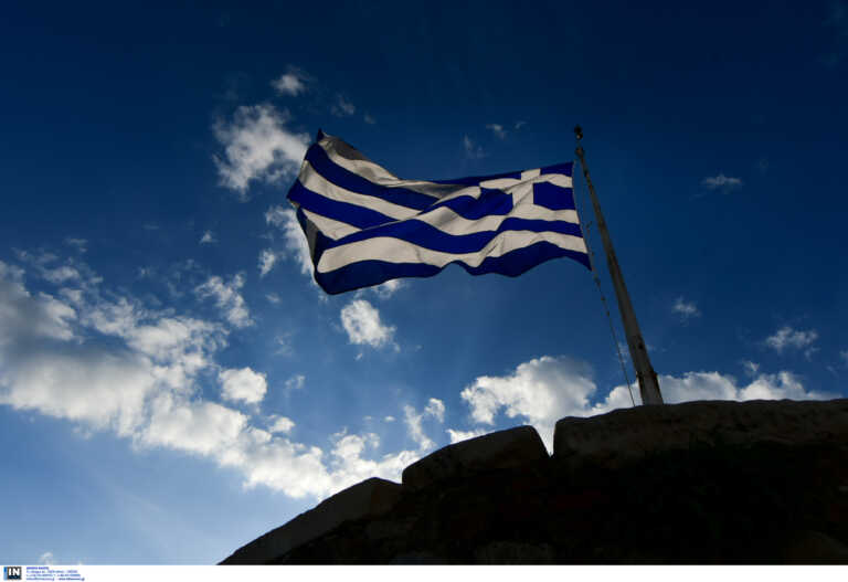 Ξεσπά η γυναίκα που δέχτηκε άγρια επίθεση επειδή ύψωσε την ελληνική σημαία στη Θράκη - Τι καταγγέλλει