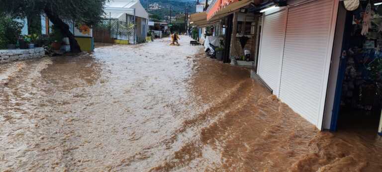 Καιρός – Σύβοτα: Πλημμύρες με δρόμους ποτάμια και το νερό μέσα σε καταστήματα να φτάνει το μισό μέτρο