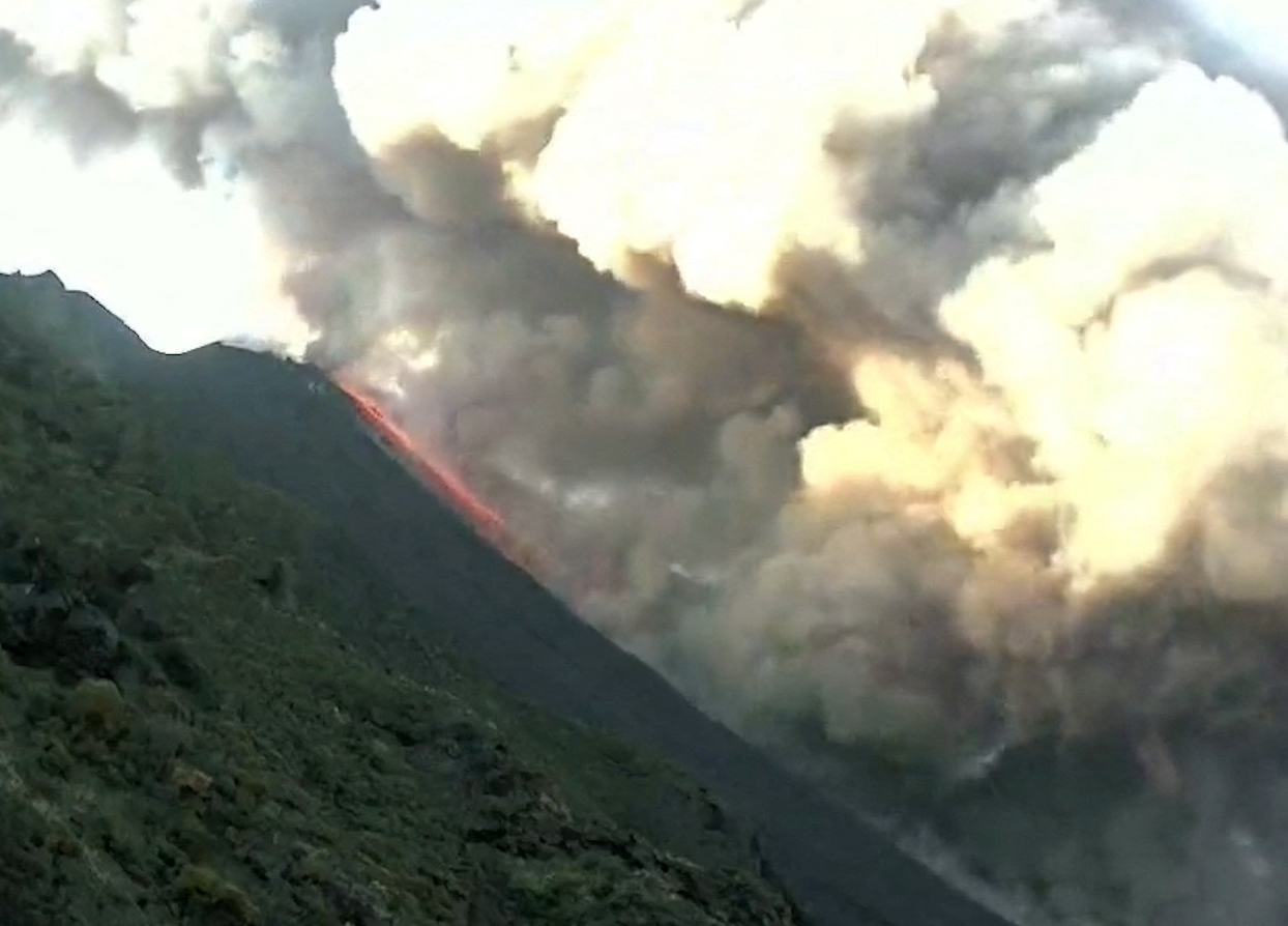 Ιταλία: Εξερράγη το ηφαίστειο Στρόμπολι – Στάχτη και λάβα εκτοξεύονται από τον κρατήρα
