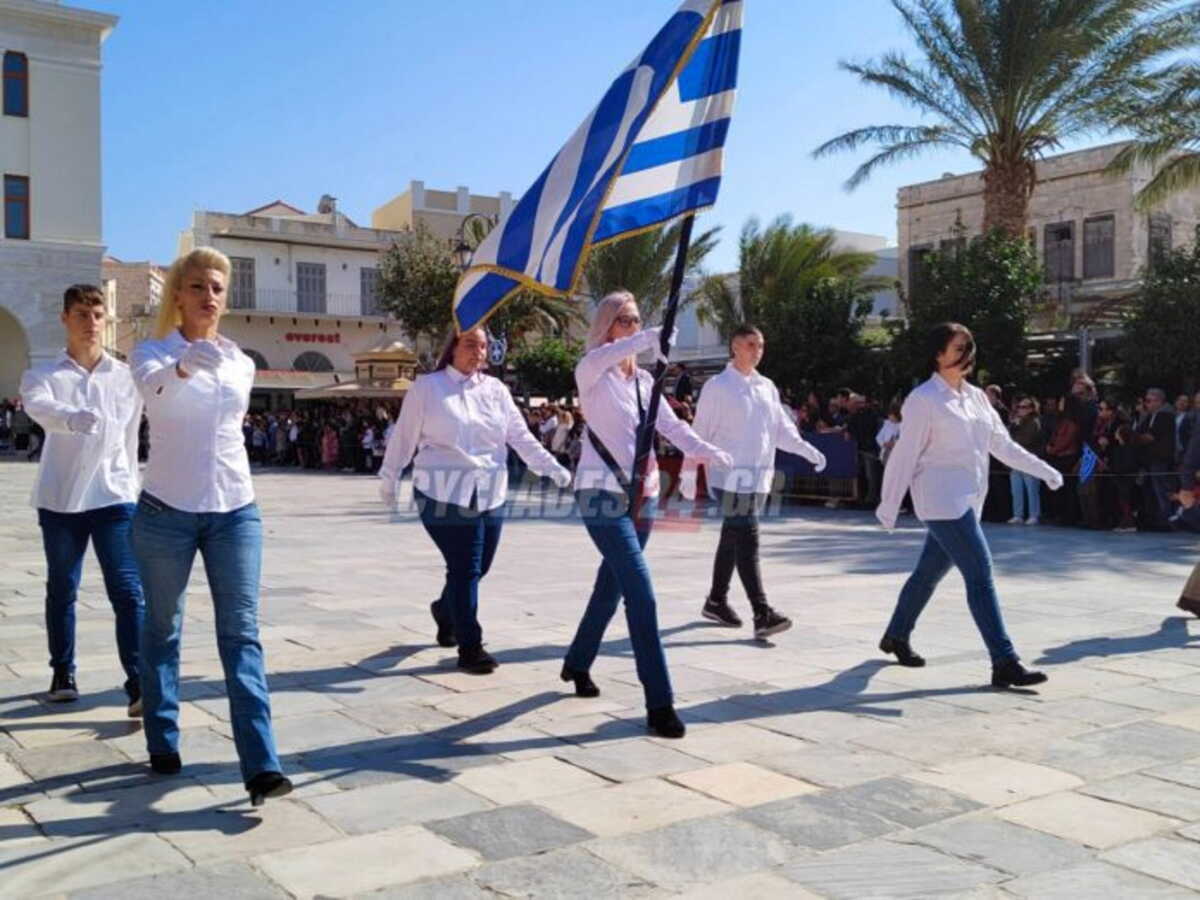 28η Οκτωβρίου: Σημαιοφόρος η μητέρα και παραστάτης ο γιος στη Σύρο