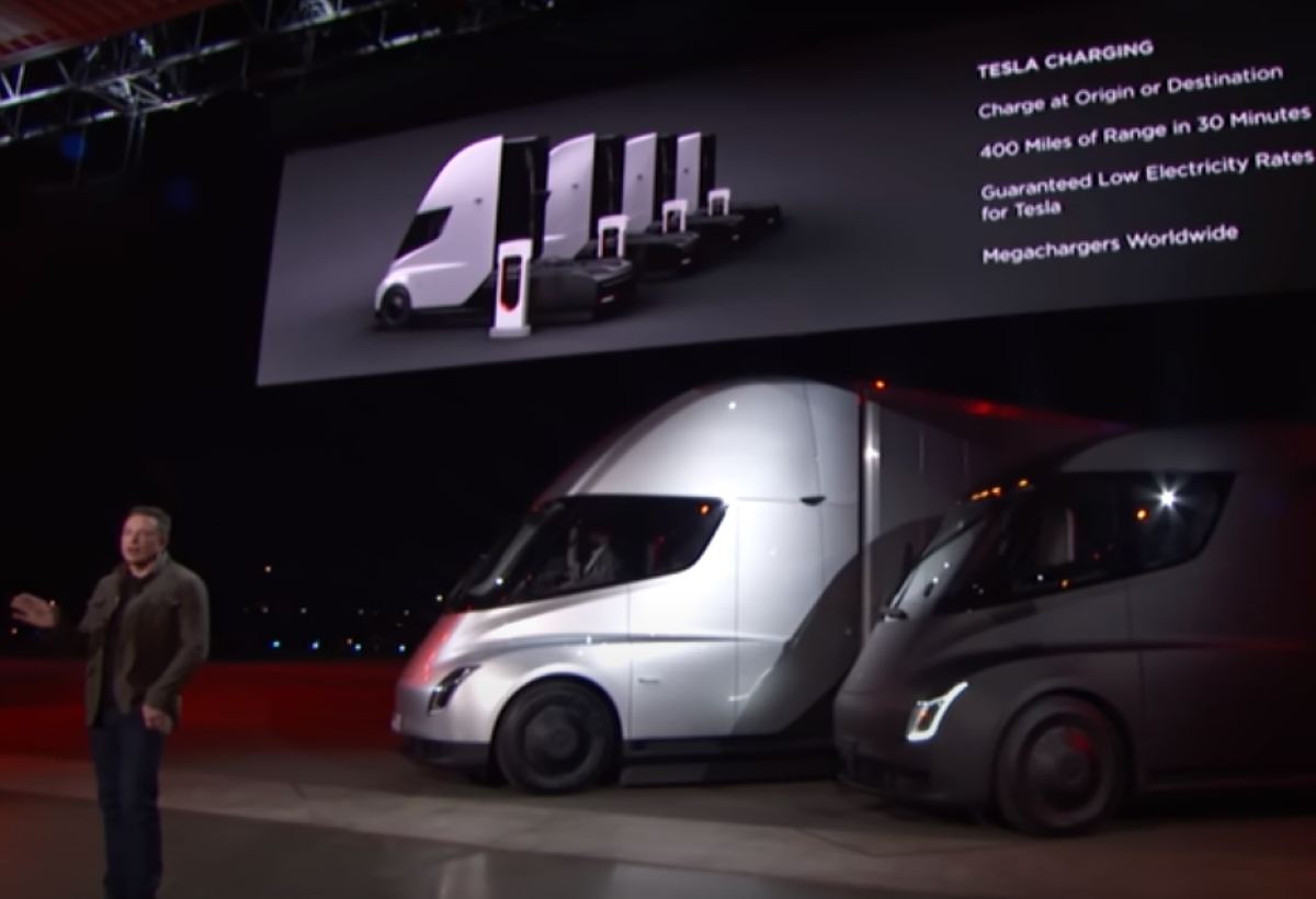 Ο Έλον Μασκ ανακοίνωσε την παράδοση ηλεκτρικών φορτηγών της Tesla στην Pepsi