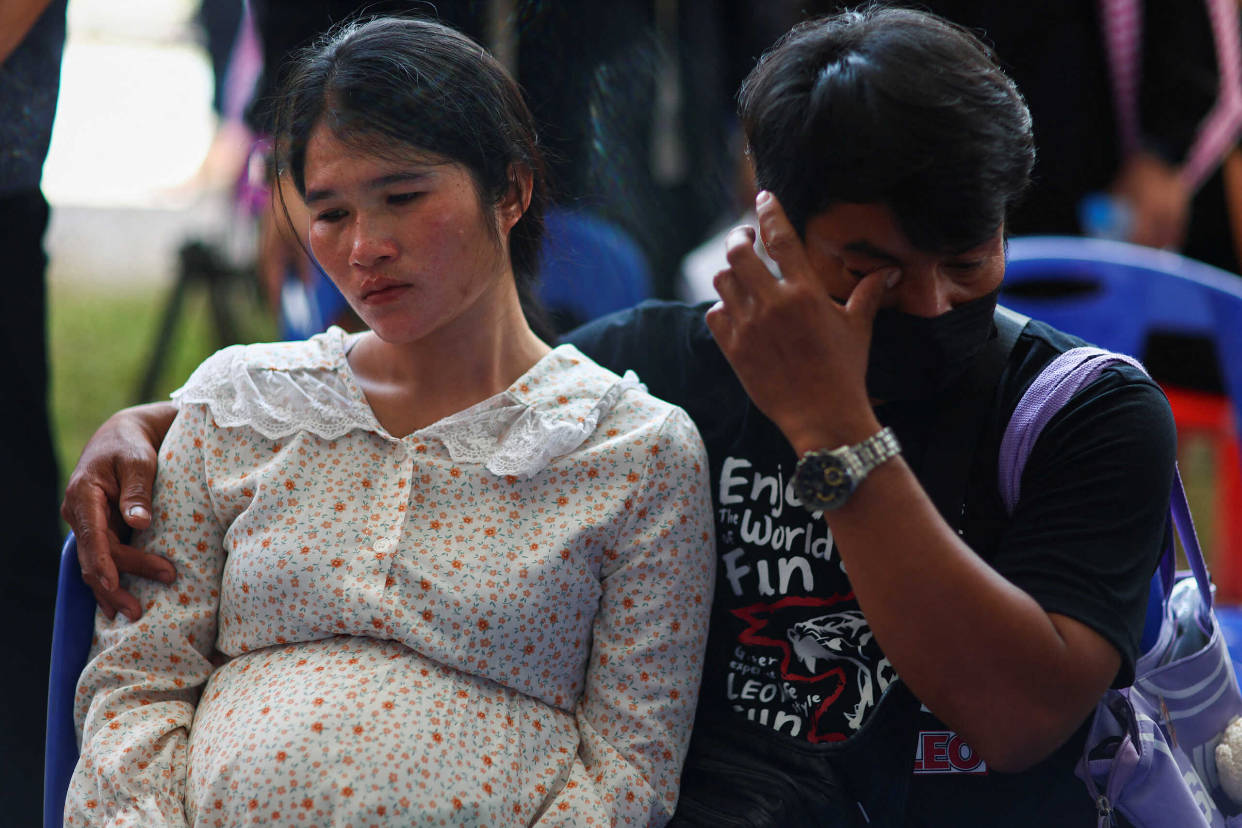 Ταϊλάνδη: Απελπισμένοι γονείς, πτώματα και δεκάδες μικρά φέρετρα – Ανατριχιαστικές εικόνες μετά το μακελειό
