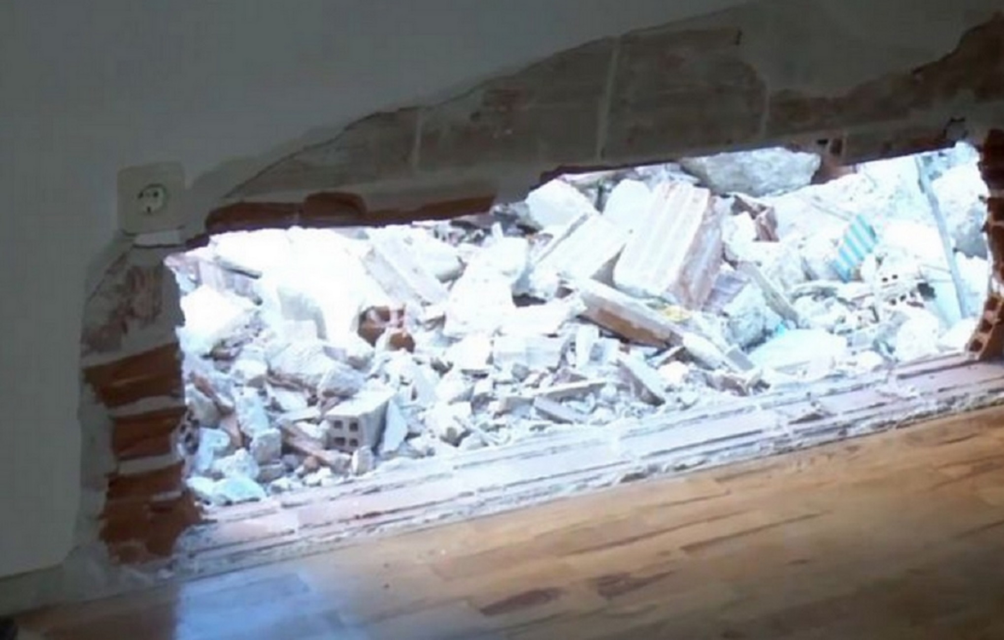 Θεσσαλονίκη: Ξύπνησε και είδε τον τοίχο του σπιτιού να έχει γκρεμιστεί – Δείτε τι συνέβη όσο εκείνος κοιμόταν