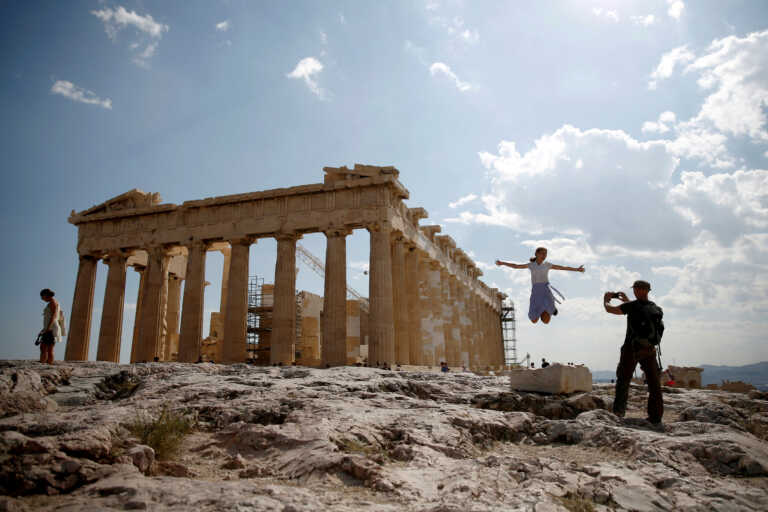 Guardian: Η Ελλάδα θέλει να γίνει τουριστικός προορισμός 12 μήνες το χρόνο