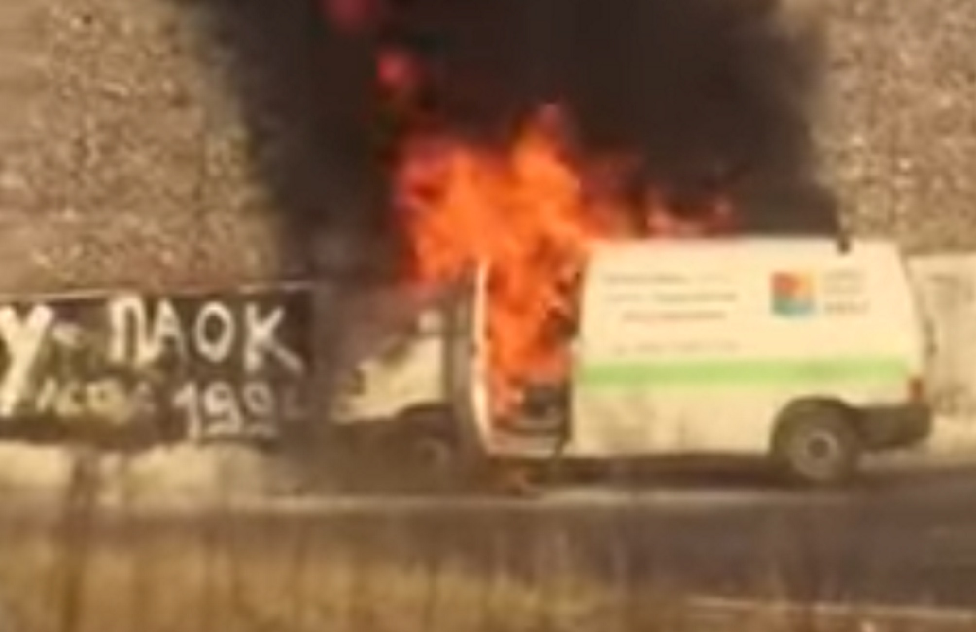 Θεσσαλονίκη: Η στιγμή που φορτηγάκι παίρνει φωτιά – Κυκλοφοριακό χάος στην Περιφερειακή της πόλης