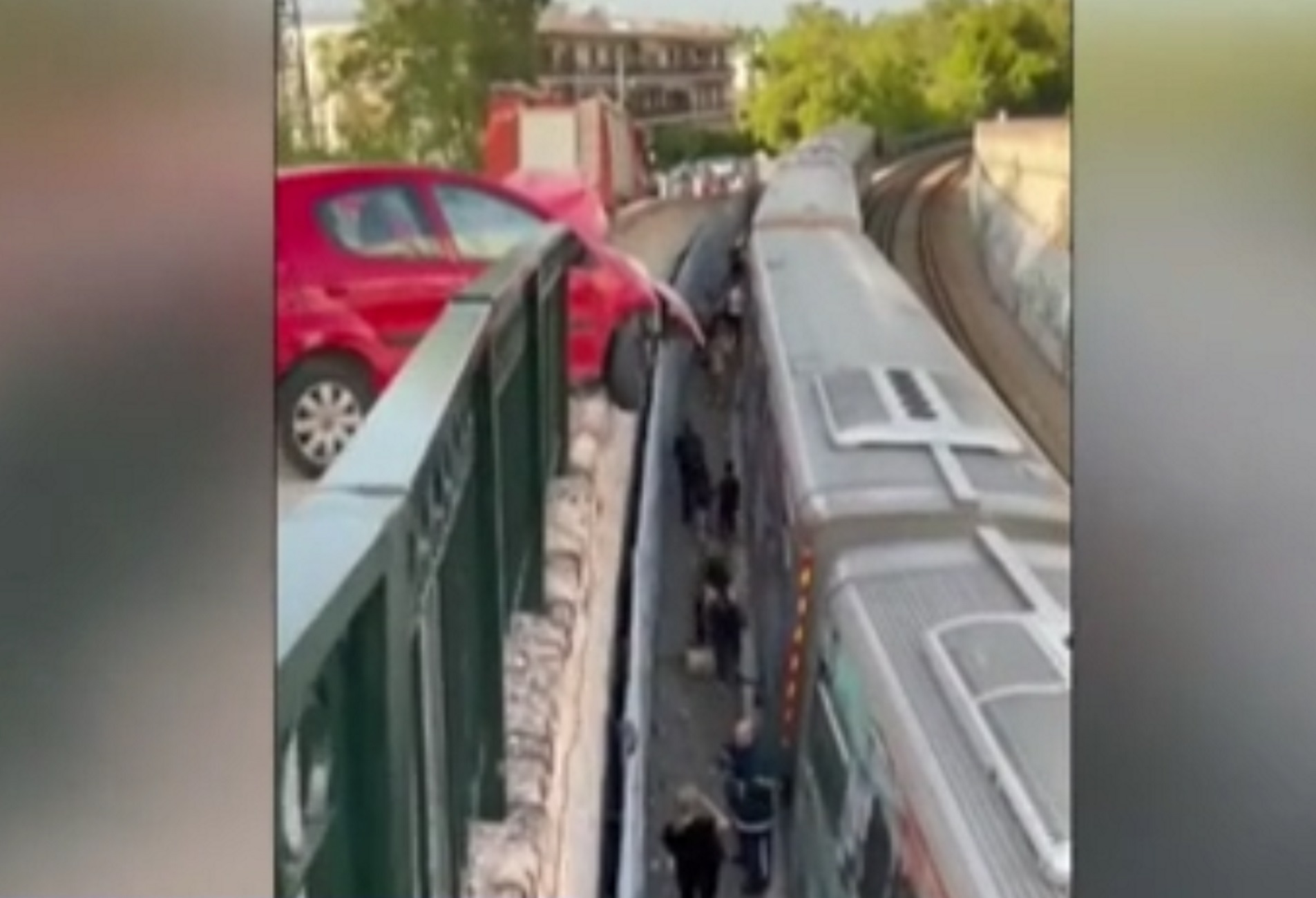 Κηφισιά: Η στιγμή που αυτοκίνητο κρέμεται πάνω από τρένο και οι επιβάτες αποβιβάζονται στις ράγες