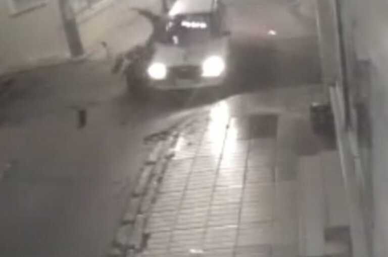 Χανιά: Τροχαίο με ντελιβερά στην κάμερα - Η παραβίαση stop έφερε τη σφοδρή σύγκρουση με αυτοκίνητο