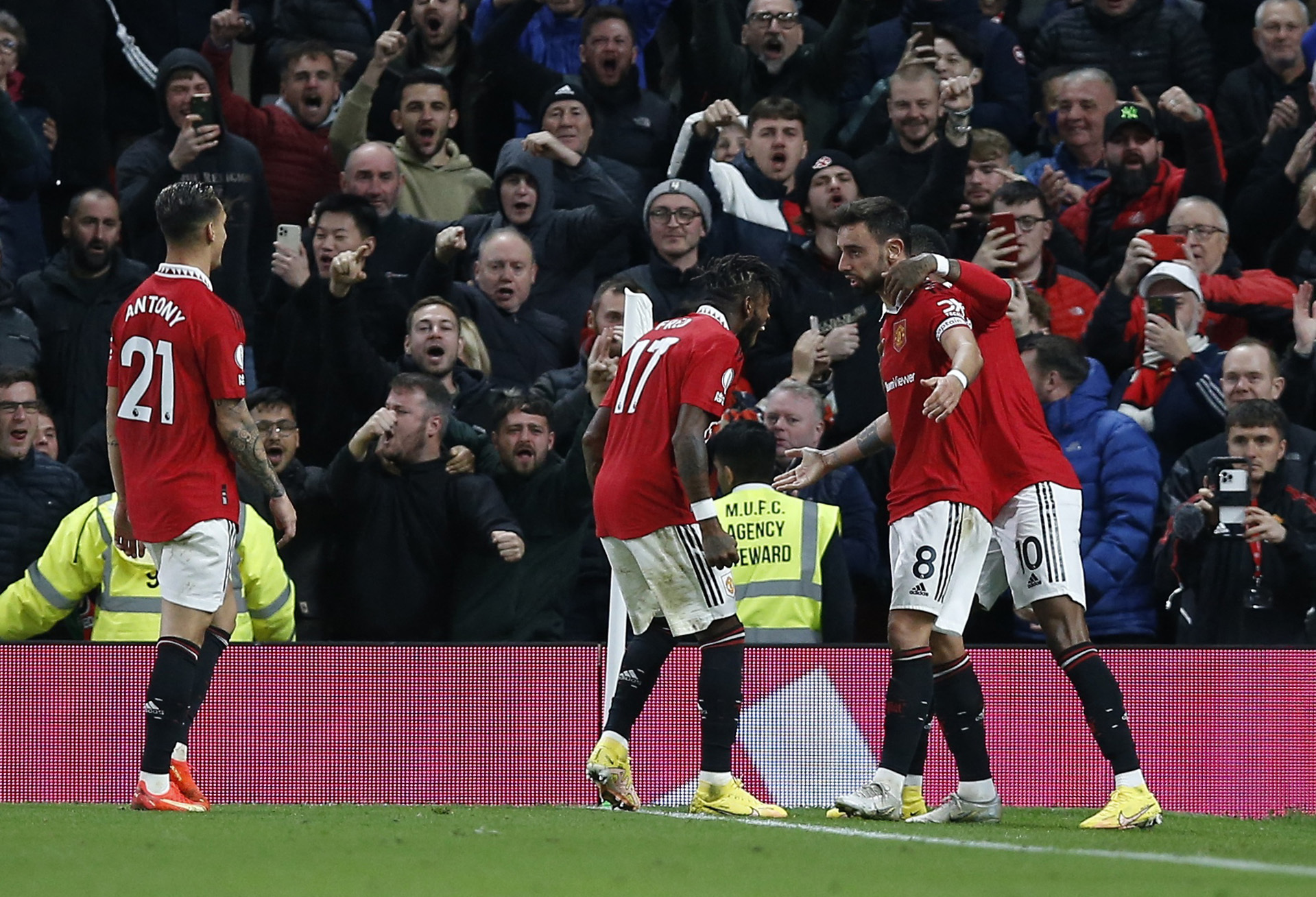 Soccer Football - Premier League - Manchester United v Tottenham Hotspur - Old Trafford, Manchester, Britain - October 19, 2022 Manchester United's Bruno Fernandes celebrates scoring their second goal with Fred, Marcus Rashford and Antony REUTERS
