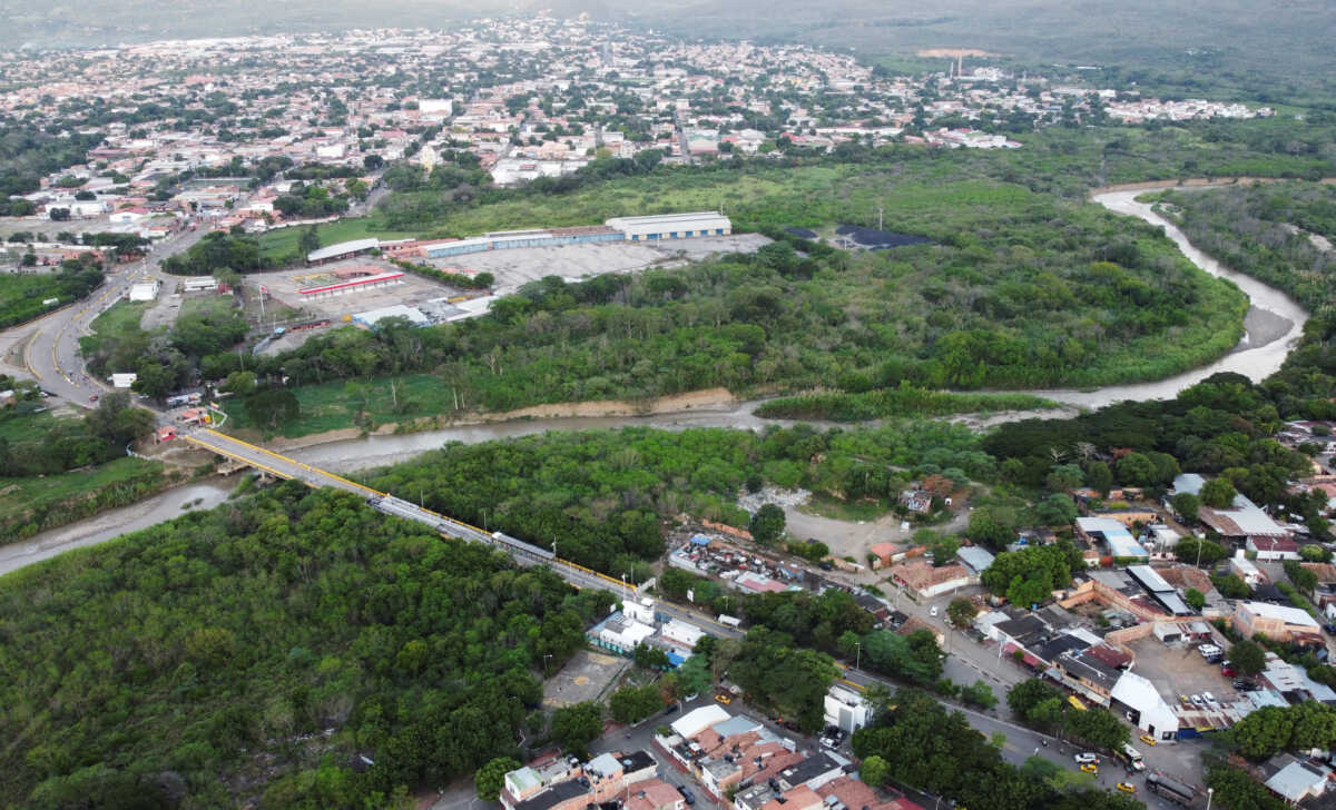 An aerial view shows Venezuelans walking over the Francisco de Paula Santander International Bridge, in Cucuta, Colombia September 26, 2022. REUTERS