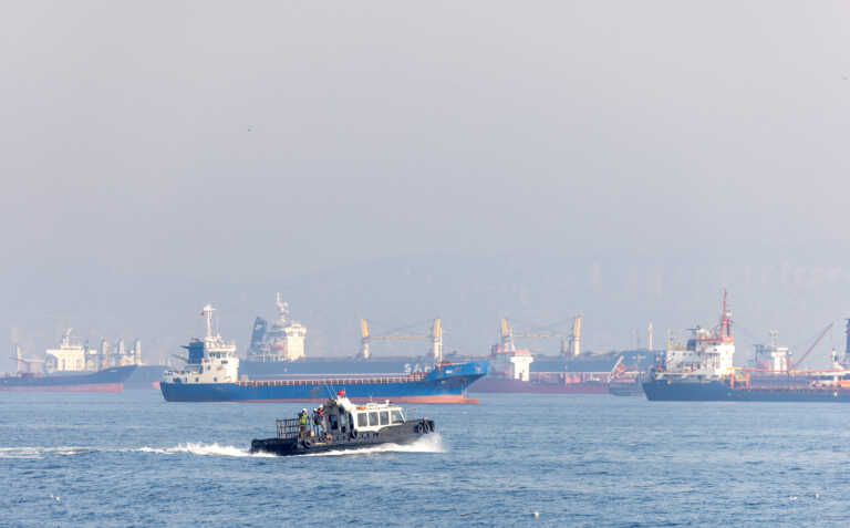Η Ρωσία απειλεί τα πλοία που μεταφέρουν σιτηρά μέσω της Μαύρης Θάλασσας