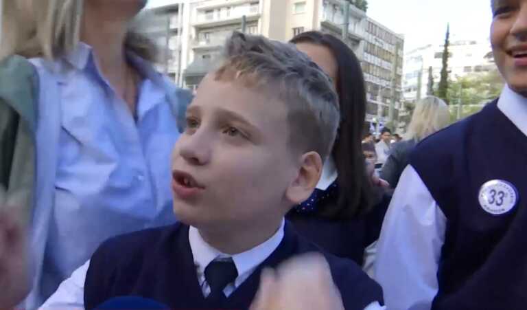 Viral ο μικρός μαθητής από την Αθήνα στην παρέλαση - «Θα είμαστε το καλύτερο σχολείο που θα δειχθεί»