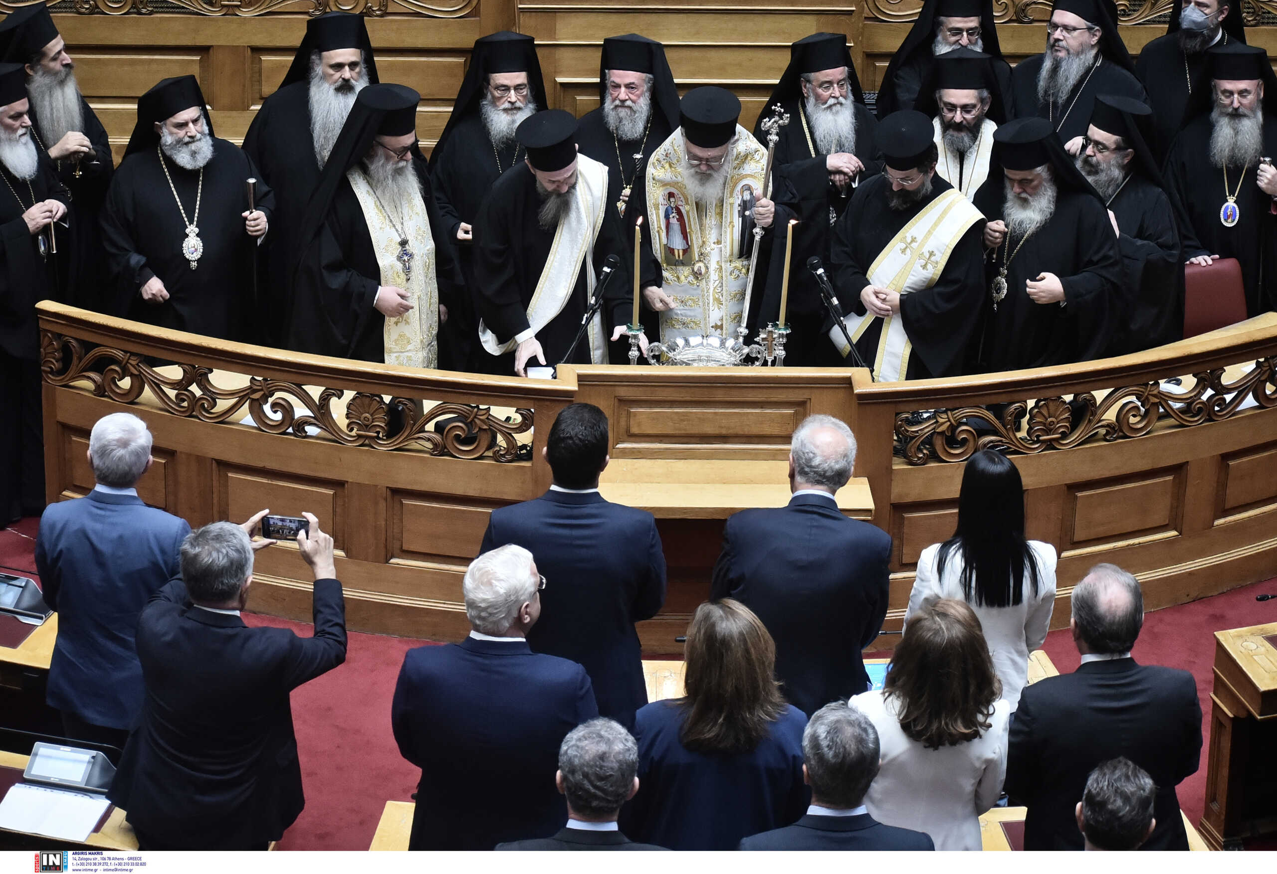 Αγιασμός στη Βουλή με το μυαλό στις εκλογές