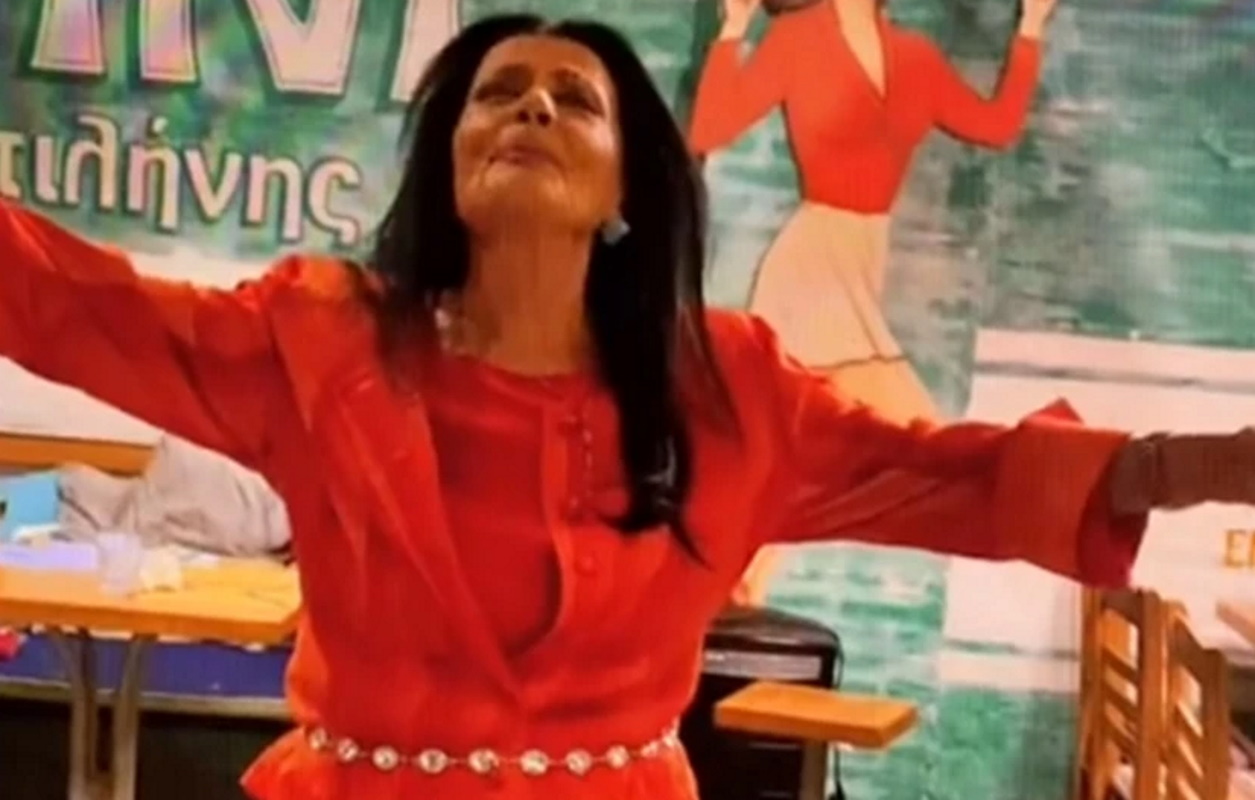 Ζωζώ Σαπουντζάκη: Χόρεψε ζεϊμπέκικο με τραγούδι του Αργυρού σε ταβερνάκι στην Κινέτα