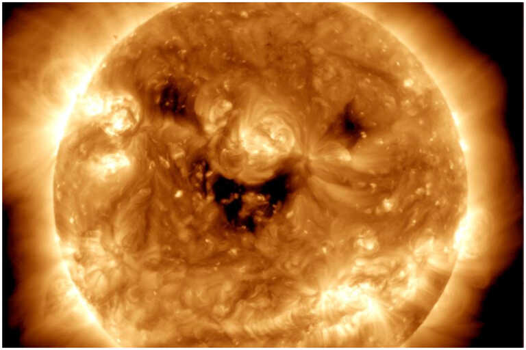 Φωτογραφίες της NASA δείχνουν τον Ήλιο να «χαμογελά» και να μοιάζει με κολοκύθα του Halloween