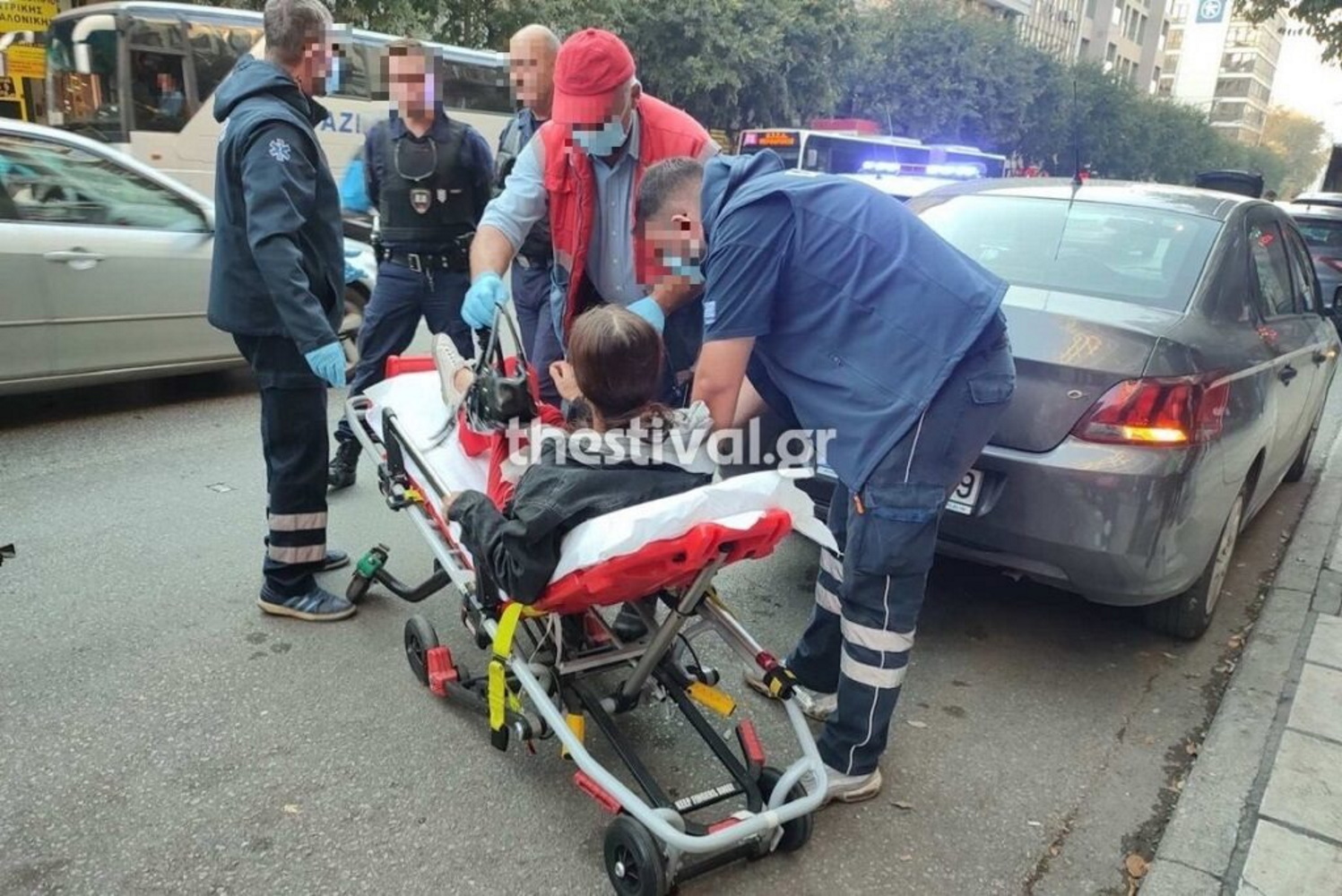 Θεσσαλονίκη: Μάλωσε με τον πατέρα της, κρεμάστηκε από το αυτοκίνητό του και κατέληξε στο νοσοκομείο