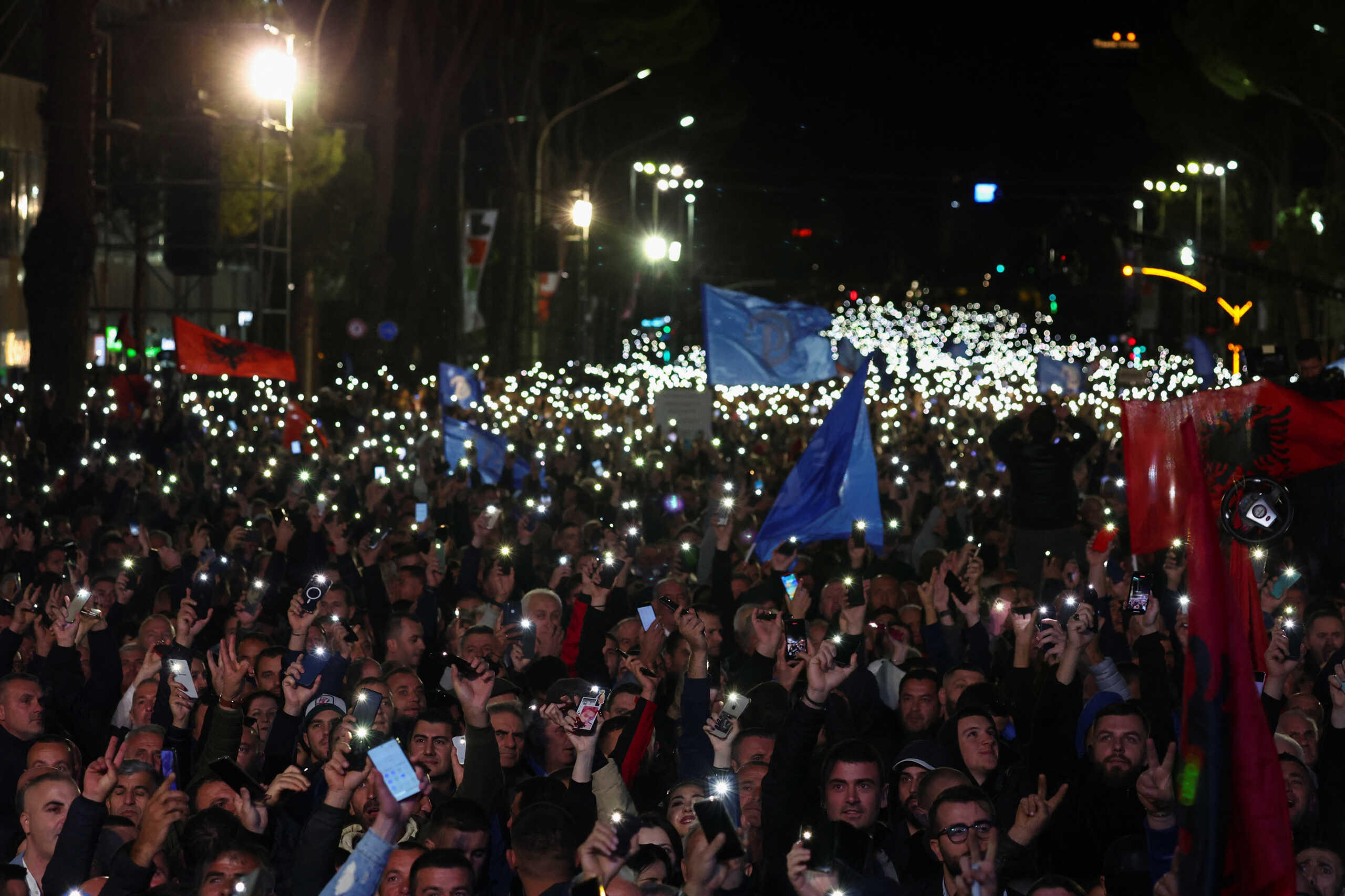 Αλβανία: Ογκώδης διαδήλωση υποστηρικτών του Σαλί Μπερίσα – Μικρής έκτασης επεισόδια
