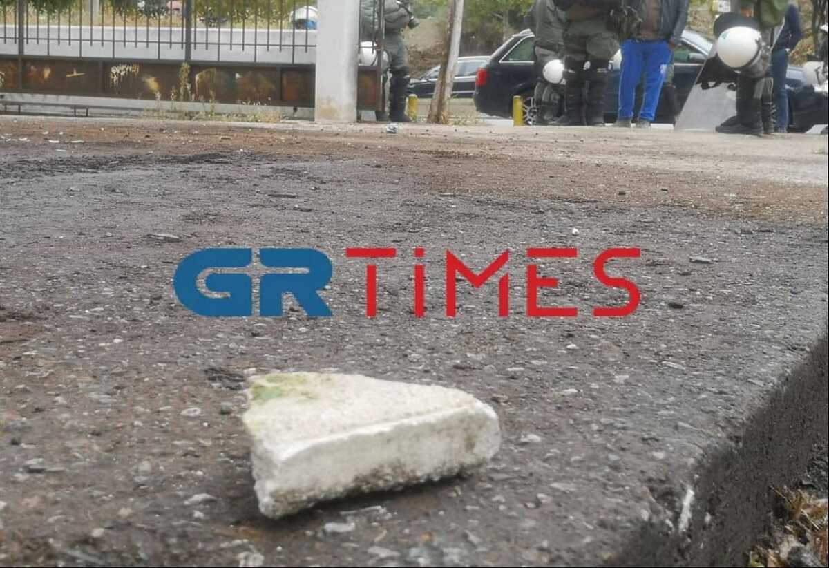 Θεσσαλονίκη: Βγήκαν από το Αριστοτέλειο πετώντας πέτρες στα ΜΑΤ