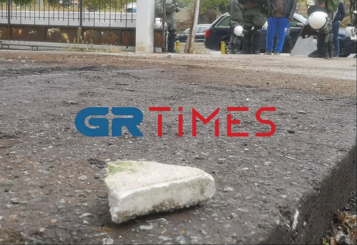 Θεσσαλονίκη: Βγήκαν από το Αριστοτέλειο πετώντας πέτρες στα ΜΑΤ