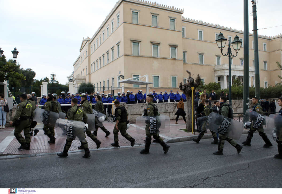 Πολυτεχνείο: Μικροένταση στην πορεία με μολότοφ κατά αστυνομικών