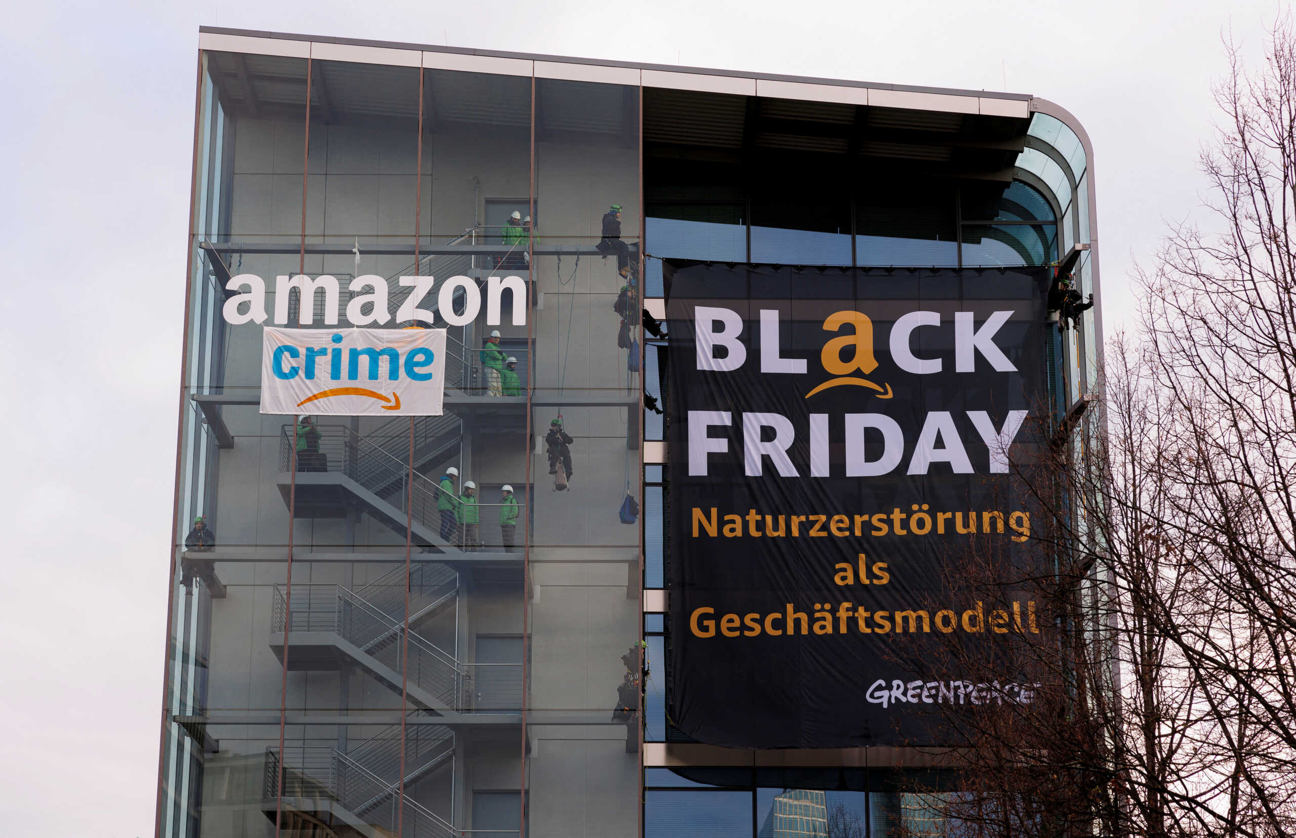 Εργαζόμενοι στην Amazon καλούνται να απεργήσουν σε όλο τον κόσμο τη σημερινή Black Friday