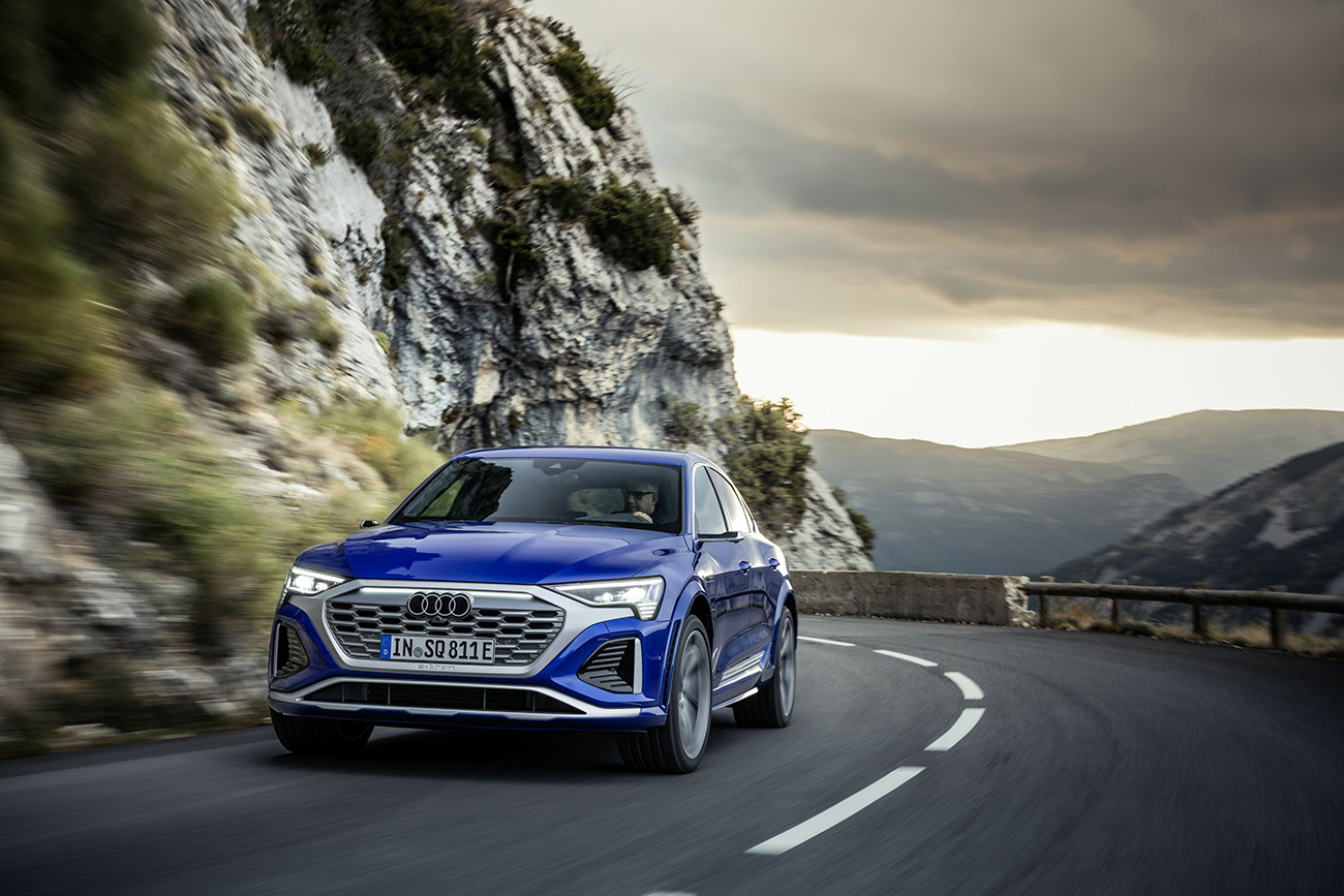Dynamic photo, Colour: Ultra Blue metallic.