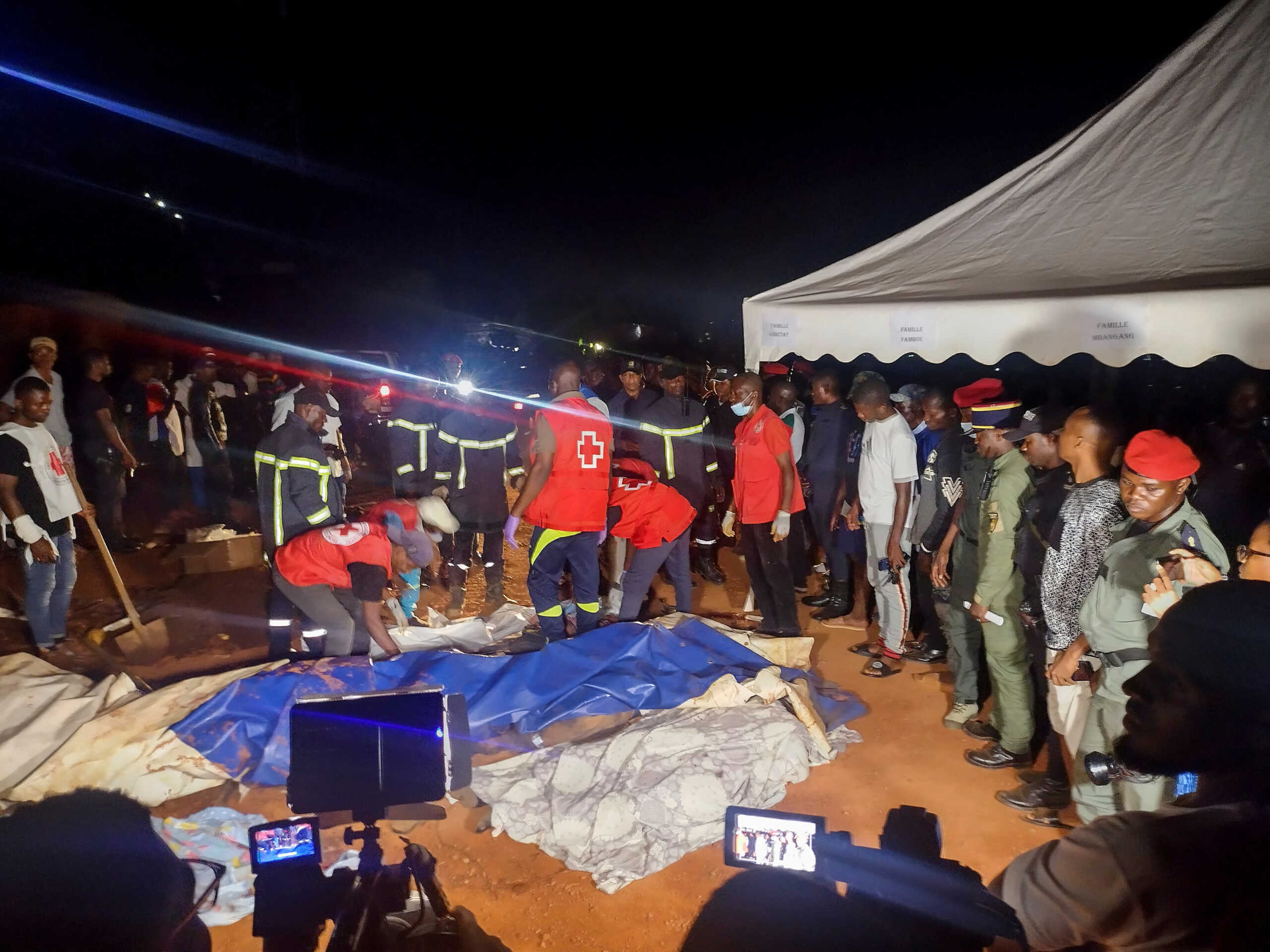 Καμερούν: Τουλάχιστον 14 νεκροί από κατολίσθηση – Συγκλονιστικές εικόνες από την επιχείρηση διάσωσης