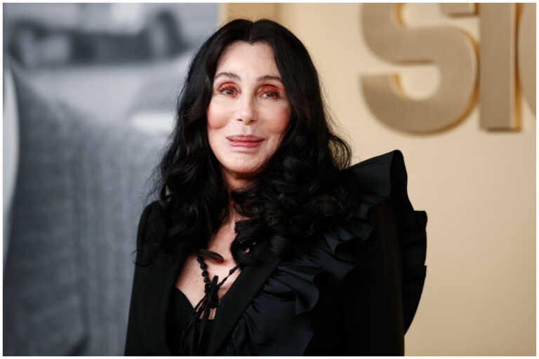 Η Cher αρραβωνιάστηκε – Το εντυπωσιακό διαμαντένιο δαχτυλίδι