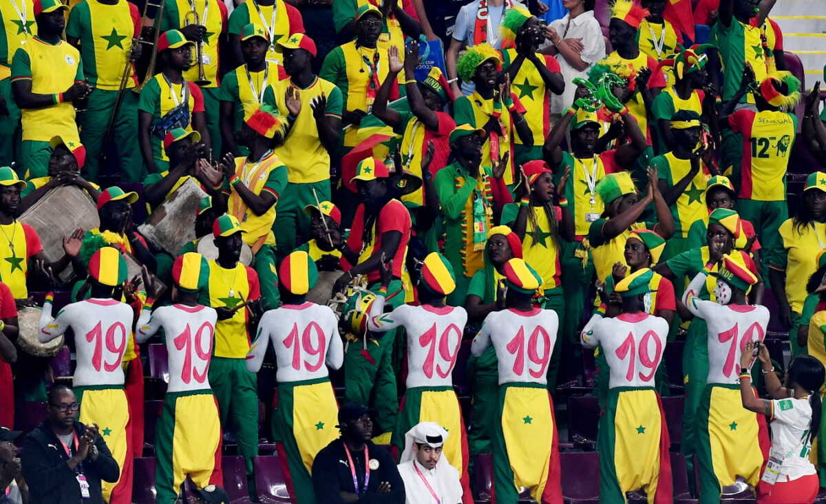 Εκουαδόρ – Σενεγάλη: Οπαδοί με το «19» του αείμνηστου Πάπα Μπούπα Ντιόπ στον αγώνα του Μουντιάλ 2022
