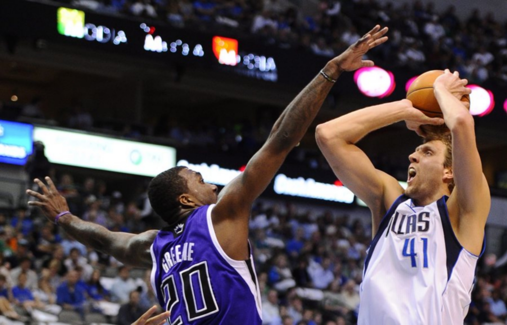 epa03178019 Sacramento Kings player Donte Greene (L) tries to block a shot against Dallas Mavericks player Dirk Nowitzki (R) from Germany in the first half of the game at the American Airlines Center in Dallas, Texas, USA, 10 April 2012.  EPA