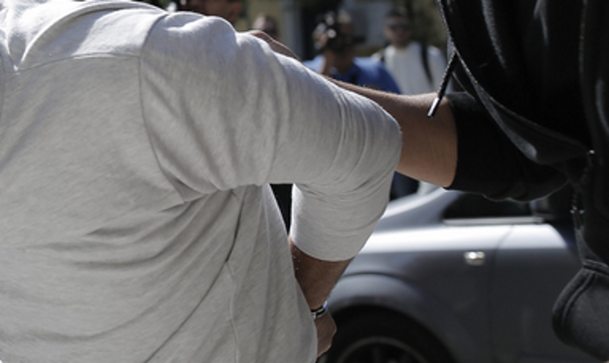 ΣΗΜΕΙΩΣΗ ΓΙΑ ΤΟΥΣ EDITORS. ΠΡΟΣΟΧΗ: Η φωτογραφία έχει ληφθεί χωρίς τη ρητή άδεια των εικονιζόμενων. Η δημοσίευση των χαρακτηριστικών τους γίνεται αποκλειστικά με ευθύνη του συνδρομητή. Στον ανακριτή οι δύο συλληφθέντες 53 και 42 ετών οι οποίοι κακοποιούσαν σεξουαλικά ανήλικο κορίτσι, μόλις 12 ετών, Δευτέρα 10 Οκτωβρίου 2022. Δύο άνδρες, 42 και 53 ετών, συνελήφθησαν με εντάλματα, χθες, Παρασκευή 7 Οκτωβρίου, στην Αθήνα, από αστυνομικούς της Υποδιεύθυνσης Προστασίας Ανηλίκων της Διεύθυνσης Ασφάλειας Αττικής, κατηγορούμενοι για βιασμό 12χρονης κατ΄εξακολούθηση και άλλα αδικήματα. Παράλληλα, η δικογραφία σε βάρος του 42χρονου αφορά το αδίκημα της γενετήσιας πράξης με ανήλικο έναντι αμοιβής κατ' εξακολούθηση. Σύμφωνα με πληροφορίες, η 12χρονη εργαζόταν στο κατάστημα που διατηρεί ο 53χρονος, ο οποίος κατηγορείται ότι την κακοποιούσε σεξουαλικά και την βιντεοσκοπούσε. ΑΠΕ-ΜΠΕ