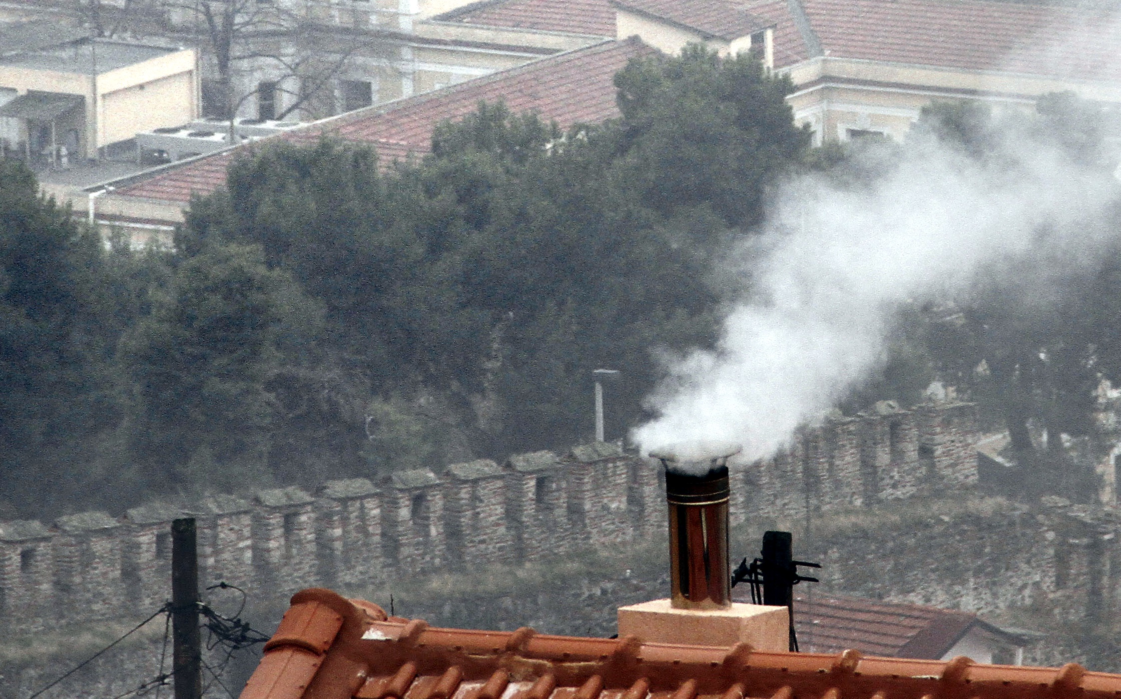 Θέρμανση με τζάκι: Γιατί φοβούνται οι επιστήμονες ότι φέτος η ατμόσφαιρα της Αθήνας θα επιβαρυνθεί περισσότερο