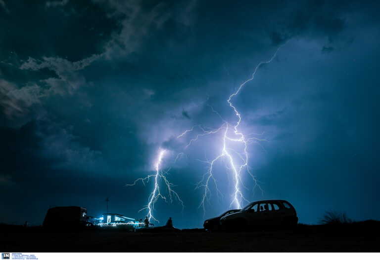 Καιρός αύριο: Ισχυρές καταιγίδες, κεραυνοί και θυελλώδεις νοτιάδες – Αναλυτική πρόγνωση