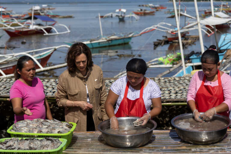 Φιλιππίνες: Η Κάμαλα Χάρις επισκέφθηκε νησί κοντά σε ύδατα που διεκδικεί η Κίνα