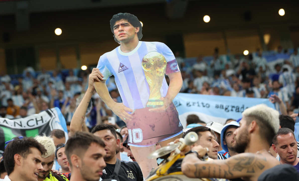 Ντιέγκο Μαραντόνα: Η εικόνα του στις εξέδρες του Αργεντινή – Μεξικό για το Μουντιάλ 2022