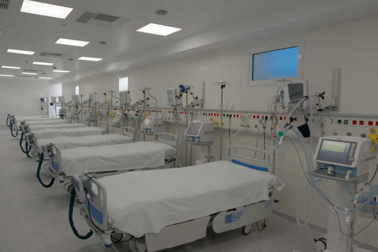 Χειρουργήθηκε στο κεφάλι και δίνει μάχη σε ΜΕΘ μετά από σοβαρό εργατικό ατύχημα στη Λάρισα