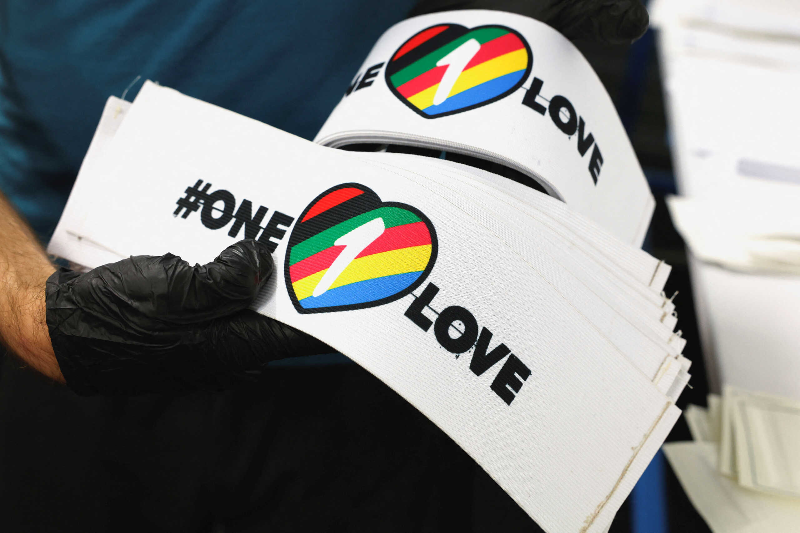 Ευρωβουλευτές φόρεσαν περιβραχιόνιο «OneLove» και την καταπάτηση των ΛΟΑΤΚΙ δικαιωμάτων στο Μουντιάλ