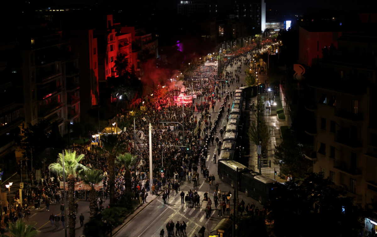 Πολυτεχνείο 2022: Καρέ – καρέ η μεγάλη πορεία