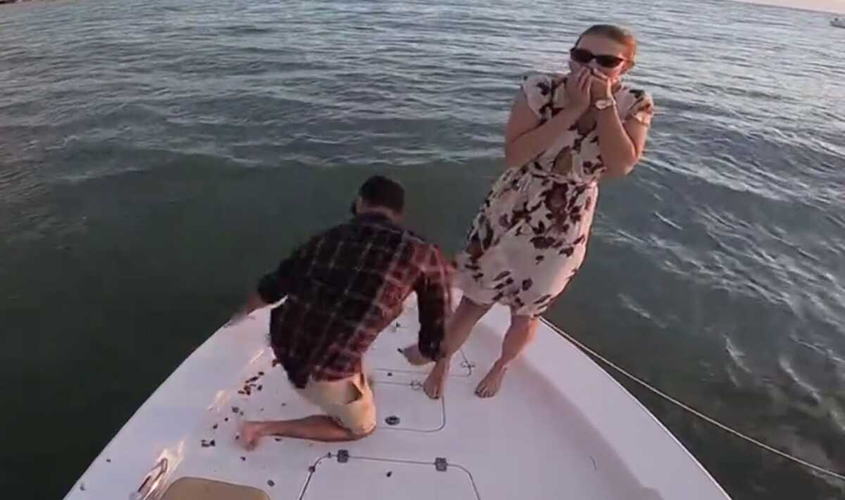 Επικό video από πρόταση γάμου: Του έπεσε το δαχτυλίδι στη θάλασσα