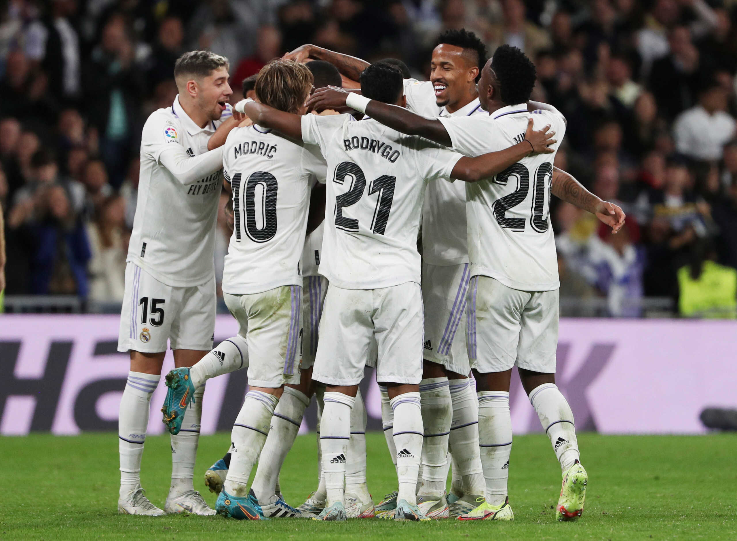 Soccer Football - LaLiga - Real Madrid v Cadiz - Santiago Bernabeu, Madrid, Spain - November 10, 2022 Real Madrid's Toni Kroos celebrates scoring their second goal with teammates REUTERS