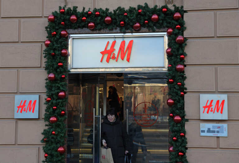 Ρωσία: Κατεβάζουν ρολά τα τελευταία καταστήματα H&M – Βγάζει στο σφυρί τα περιουσιακά στοιχεία της εταιρείας η Μόσχα