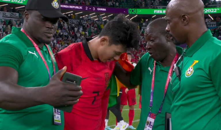 Νότια Κορέα – Γκάνα 2-3: Μέλη των νικητών πήγαν να βγάλουν selfie με τον κλαμένο Σον