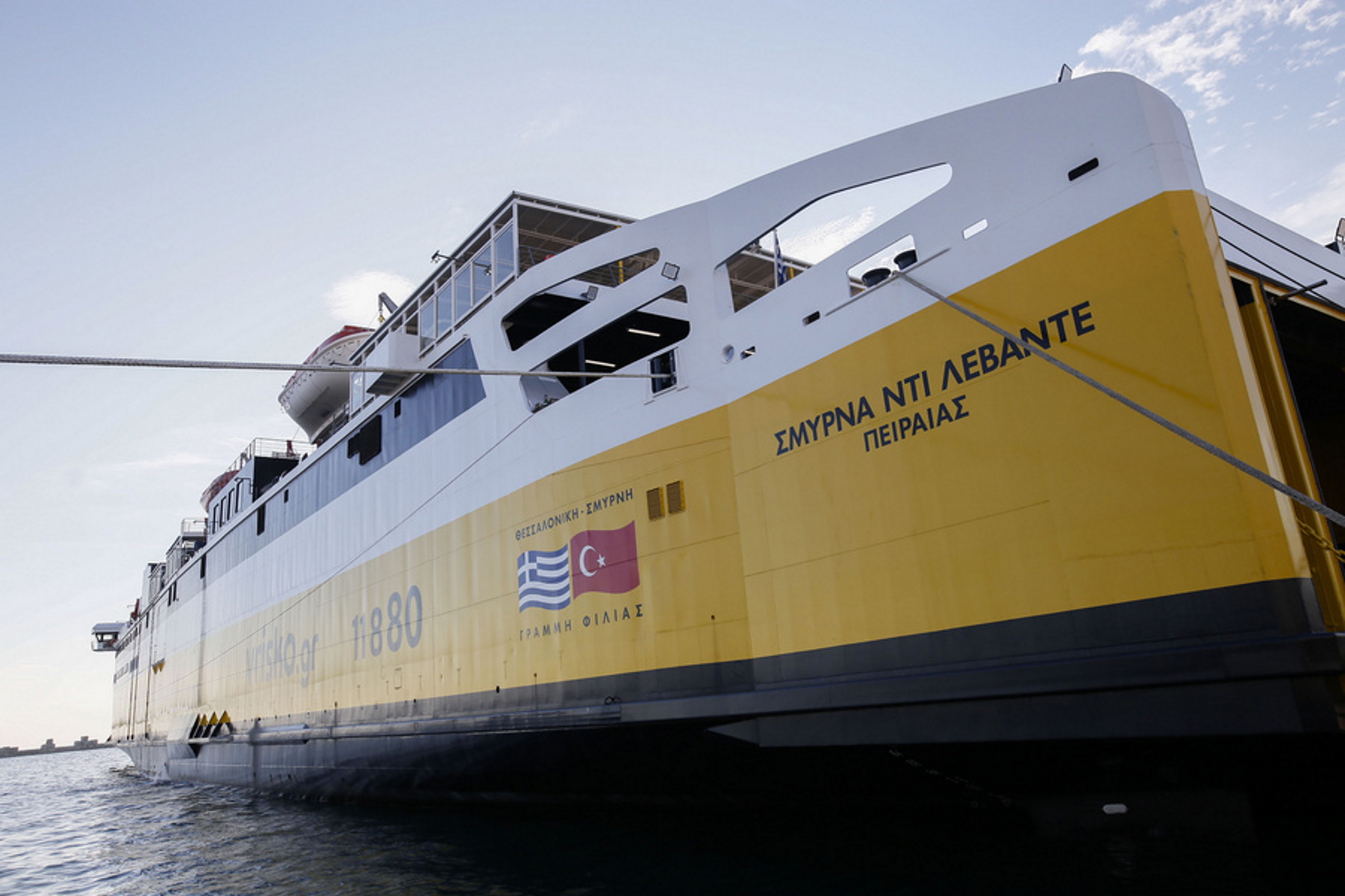 Το πλοίο «Smyrna di Levante» αγκυροβολημένο στο λιμάνι της Θεσσαλονίκης, την Κυριακή 9 Οκτωβρίου 2022. Το «Smyrna di Levante» της εταιρίας Levante Ferries, είναι το πλοίο που θα συνδέει ακτοπλοϊκά Θεσσαλονίκη – Σμύρνη. ΑΠΕ-ΜΠΕ