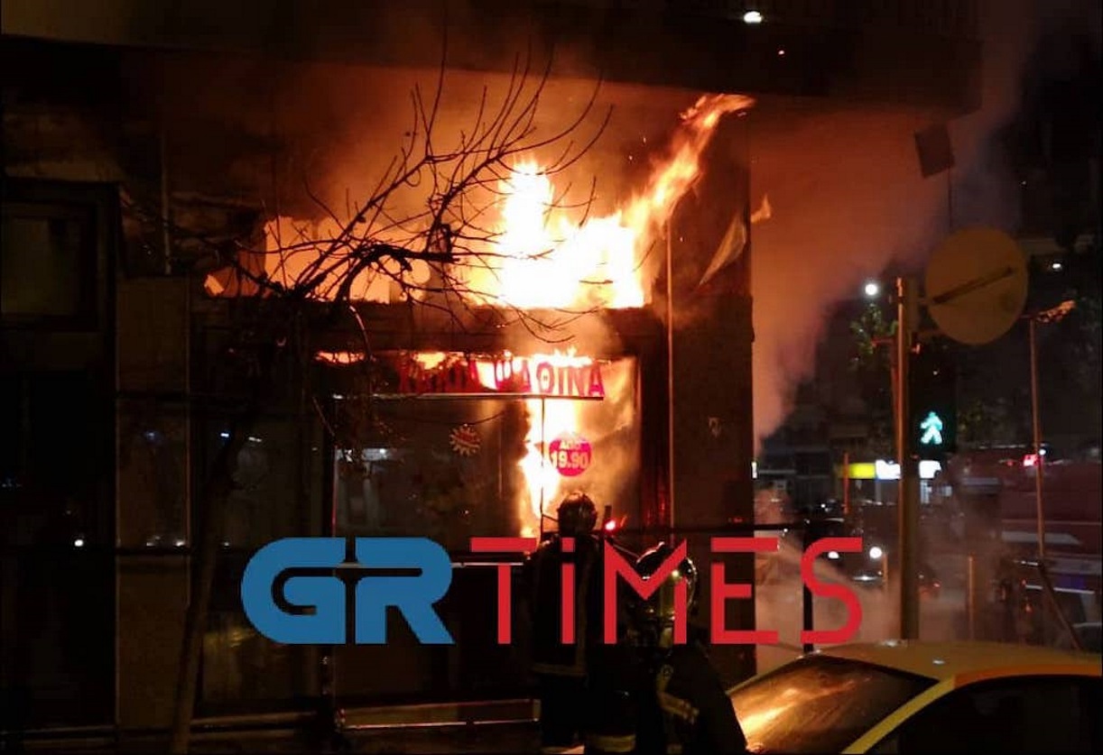 Θεσσαλονίκη: Μεγάλη φωτιά σε μαγαζί με χαλιά