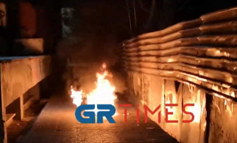 Επτά προσαγωγές για τις μολότοφ στη Θεσσαλονίκη - Έκαψαν μηχανή της ΔΙΑΣ, συνεχίζεται η πορεία