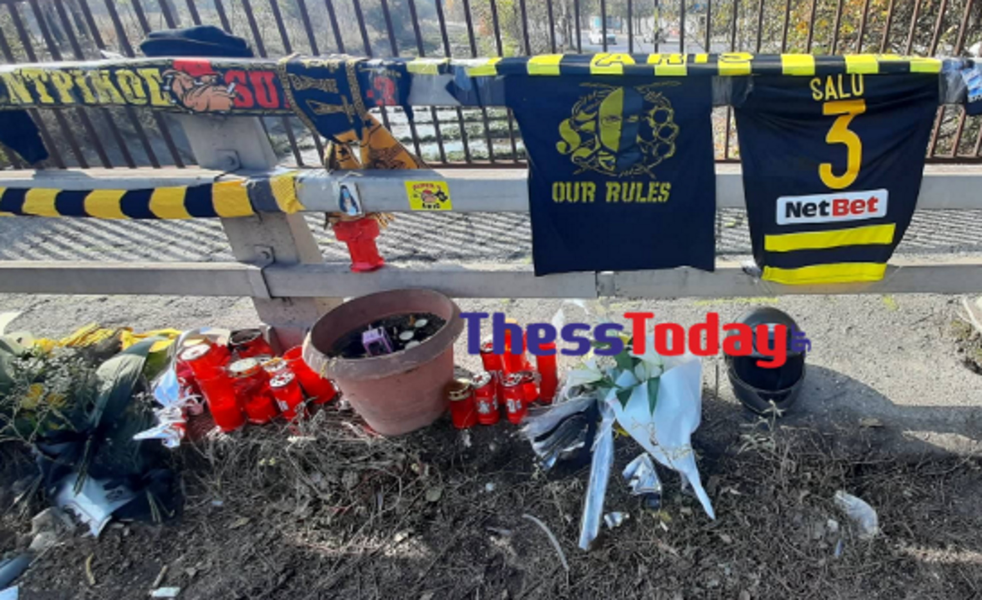 Καλαμαριά: Φανέλες του Άρη και λουλούδια στο σημείο που σκοτώθηκε ο 19χρονος σε τροχαίο